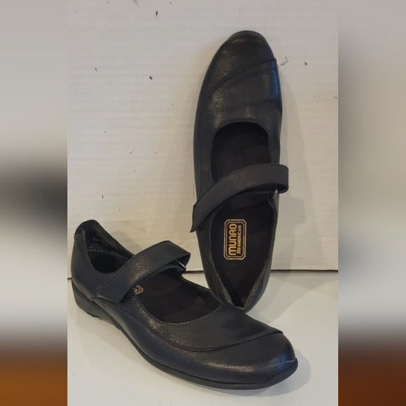 Munro Shoes - MUNRO BLACK LEATHER‎ FLATS (sz 8-1/2 narrow)